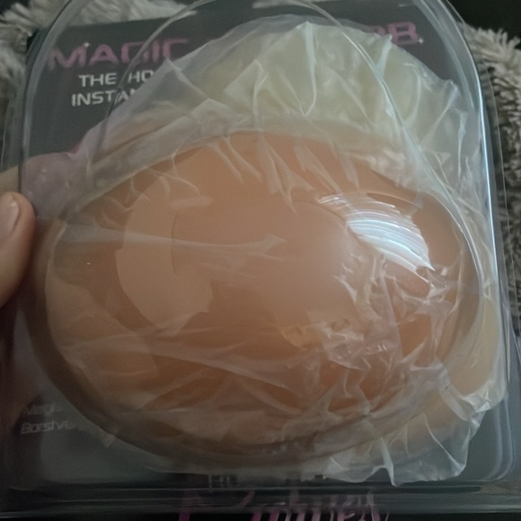 Self adhesive strapless bra - Picture 2 of 5